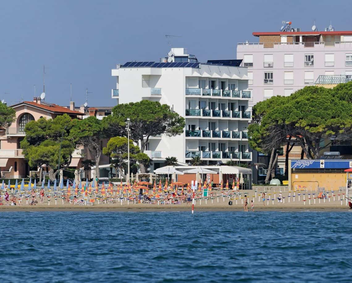 De locatie van het hotel - uitzicht op zee