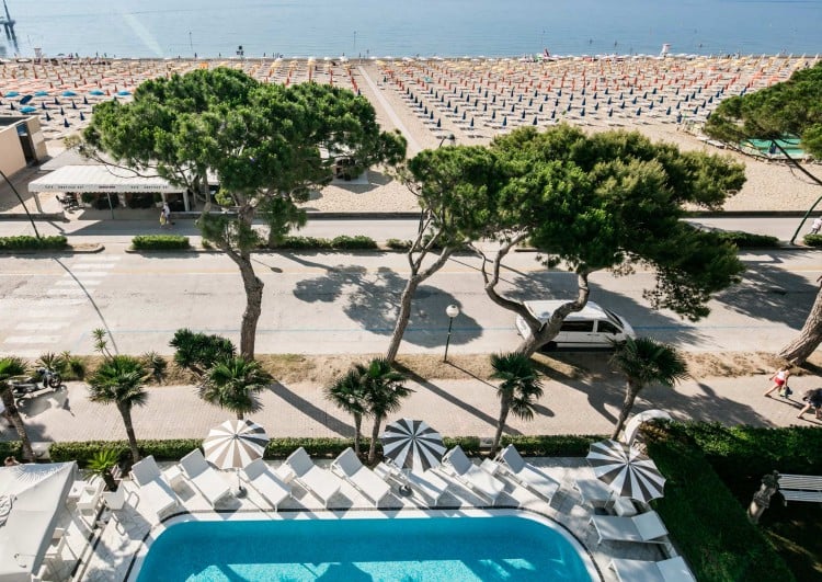 Strandliegen sowie Sonnenschirme an unserem Strand