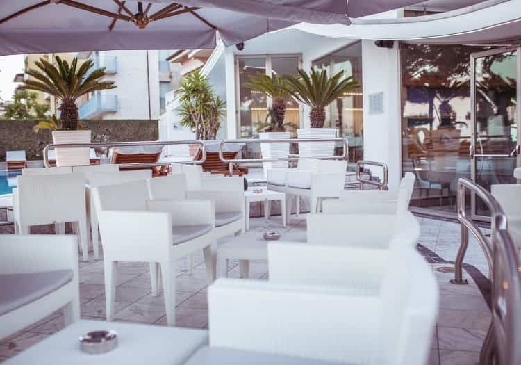 Bar und Terrasse