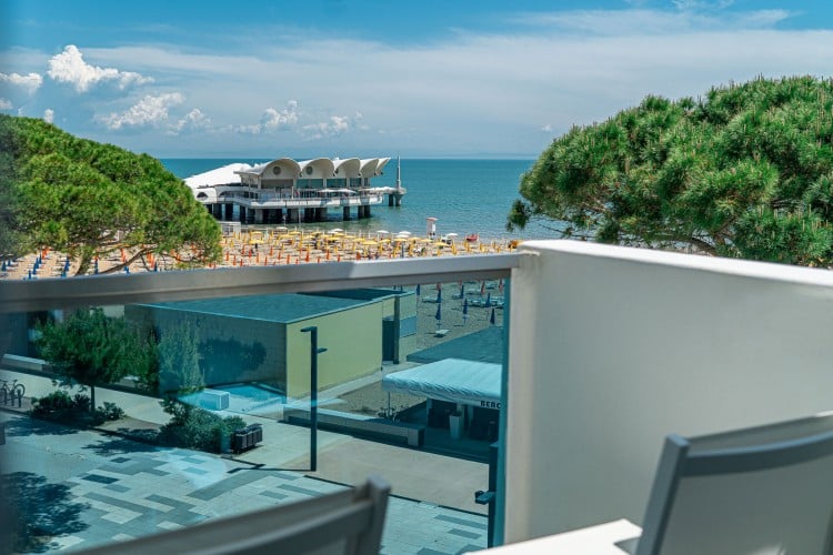 Panoramisch uitzicht op zee kamers met een tussendeur en een balkon